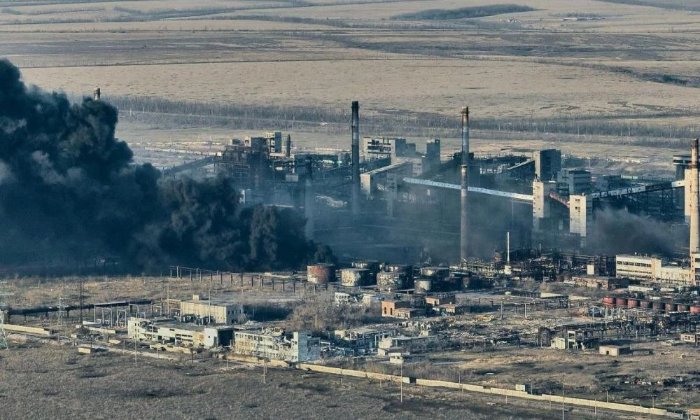 Νέο ρωσικό "λαγούμι" στις ουκρανικές άμυνες στο Ραμπότινο-Ρωσική σημαία στο εργοστάσιο οπτάνθρακα της Αβντίιβκα